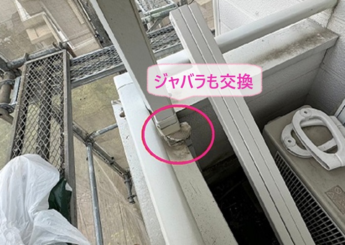 割損した雨水配管の補修でジャバラ部分も割れてるので交換が必要な様子