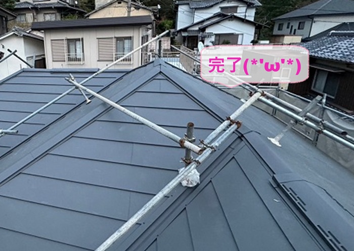 姫路市でスレート屋根を長寿命化する重ね葺き工事が完了した現場の様子