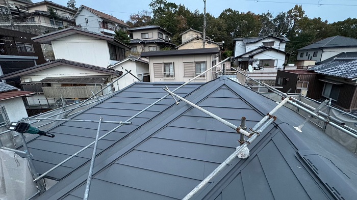 姫路市でＳＧＬ鋼板屋根材を用いた屋根カバー工事を行った後の様子
