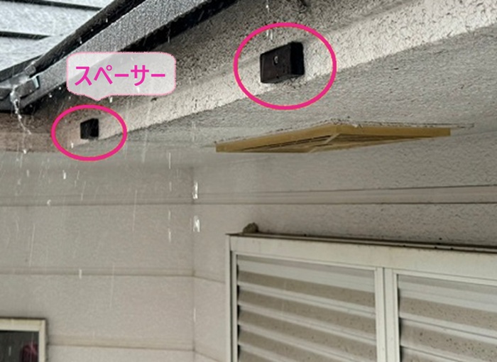 雨樋改修工事で破風板の段差にスペーサーを取り付けている様子