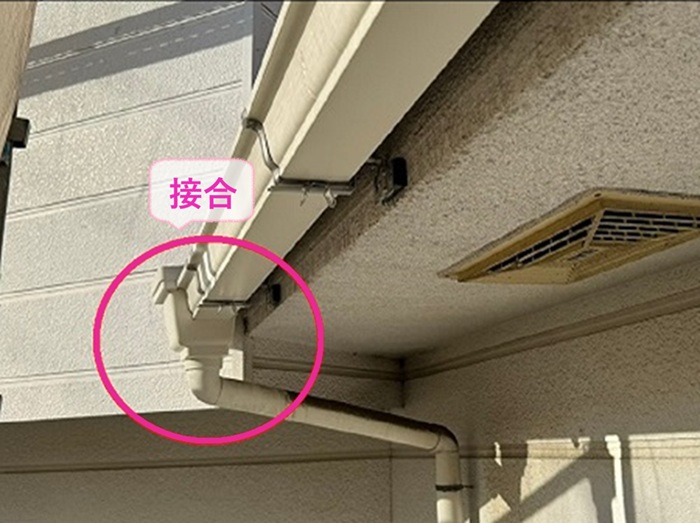 雨樋改修工事で集水器と既存の竪樋を接合している様子