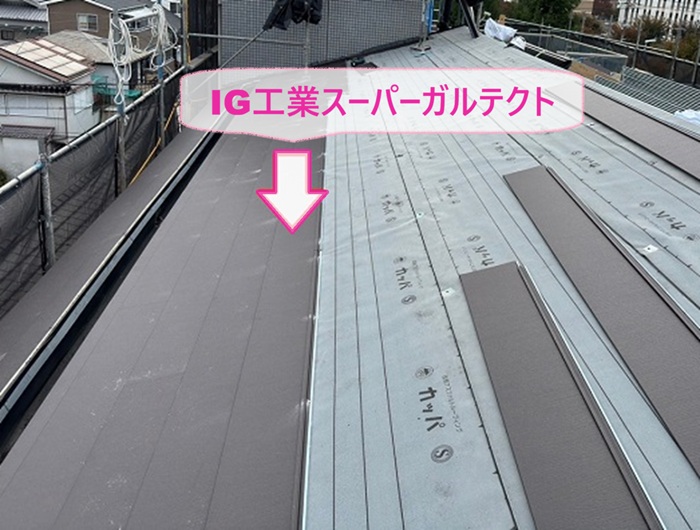 RC建物の屋根改修でIG工業スーパーガルテクトを葺いている様子