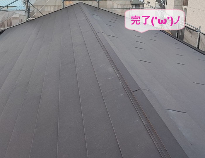 西宮市のRC建物の屋根改修でアスファルトシングルに重ね葺きが完了した現場の様子