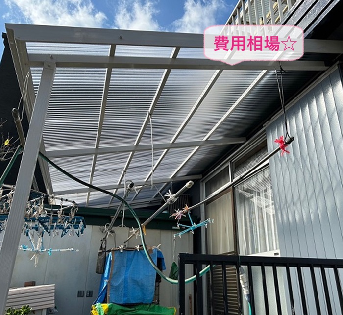 ポリカ波板を用いた屋根リフォームの費用相場を紹介している様子