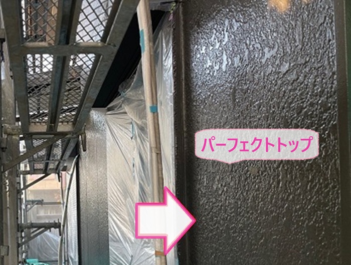 外壁リフォームで高耐候ラジカル塗料のパーフェクトトップを塗っている様子