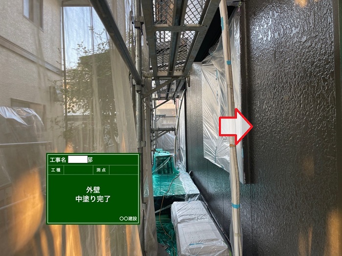 三田市でのラジカル制御を用いた外壁塗装工事で中塗りをしている様子