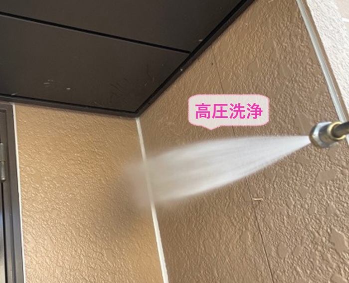 外壁リフォームで高圧洗浄をしている様子