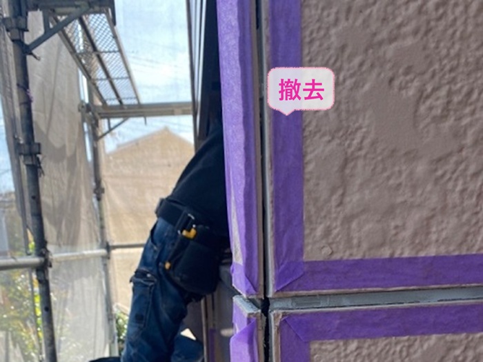 外壁目地の補修で既存のシーリングを撤去している様子