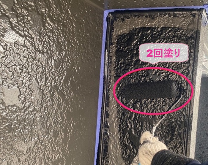 外壁リフォームで高耐候ラジカル塗料を２回塗りしている様子