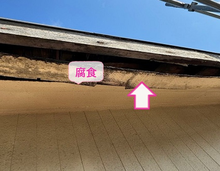 住宅の軒天井の下地が腐食して剥がれている様子