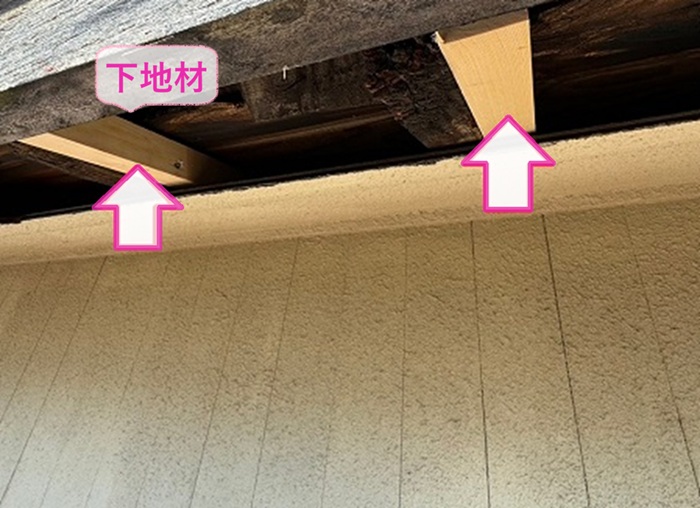軒天井の補修で部分的に新しい下地材を取り付けている様子