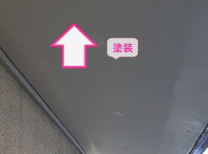 軒天井の補修でケイカル板を塗装している様子