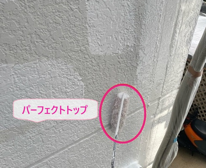 外壁リフォームで高耐久塗料のパーフェクトトップを塗っている様子