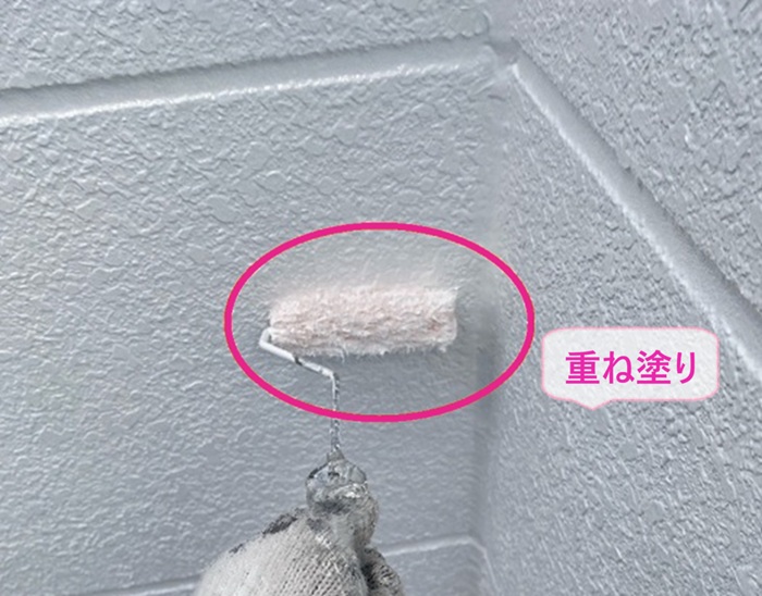 外壁リフォームで最適な高耐久塗料を重ね塗りしている様子