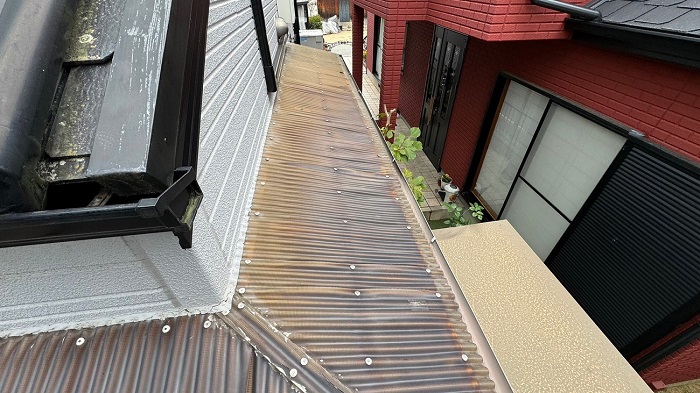 尼崎市で物置屋根のポリカ波板を貼り替える前の様子