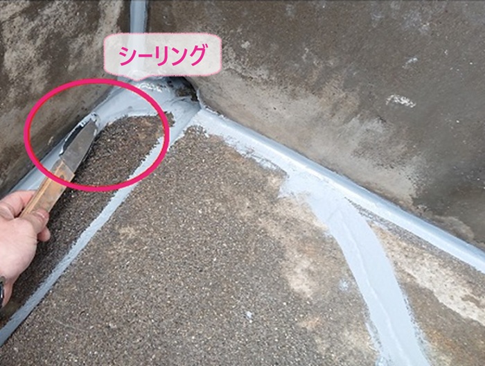 ウレタン防水を行う雨漏り補修でひび割れ部分をシーリング補修している様子