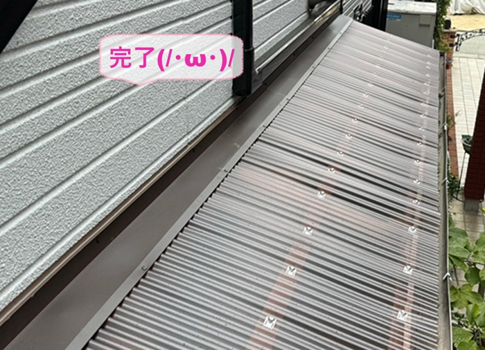 尼崎市の物置屋根で業者施工でポリカ交換が完了した現場の様子