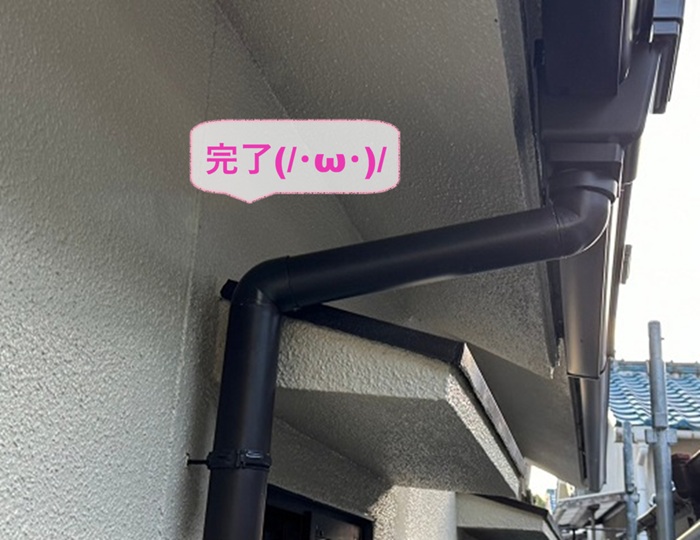 三木市の雨樋改修工事で鋼板雨樋への取り替えが完了した現場の様子