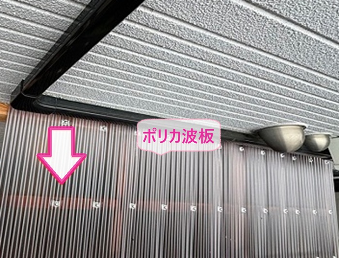 物置屋根の張り替えで新しいポリカ波板を張っている様子