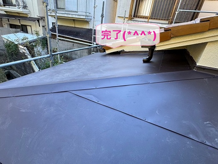 西宮市の金属屋根改修で老朽トタンをアルミ複合板で保護した現場の様子