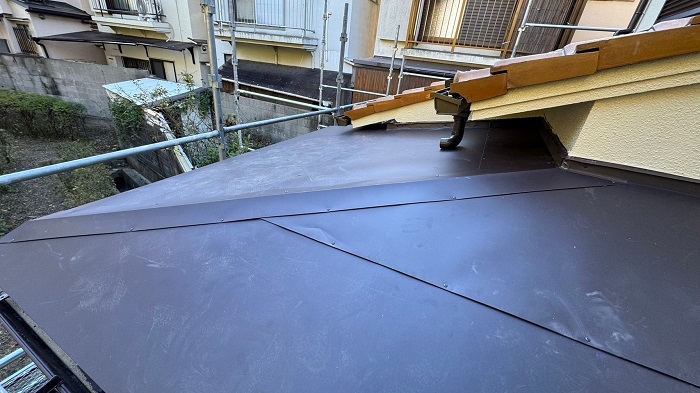 西宮市での板金工事で錆びたトタン屋根をガルバリウム鋼板でカバーした後の様子