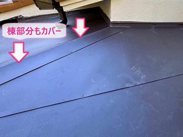 金属屋根改修で棟の部分もガルバリウム鋼板でカバーしている様子