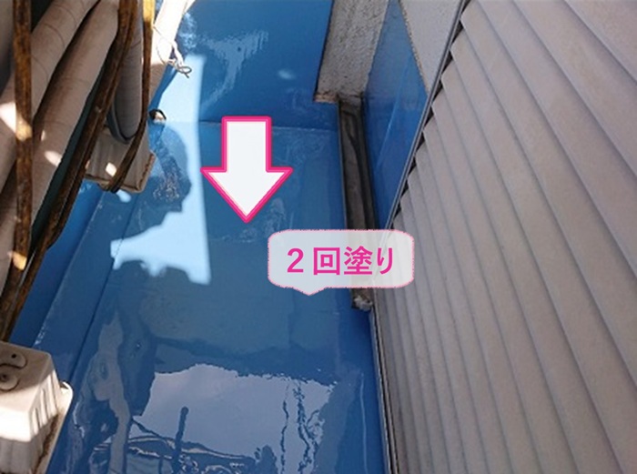 雨漏り補修でウレタン防水材を２回塗りしている様子