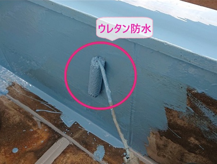 雨漏り補修でウレタン防水材を塗っている様子