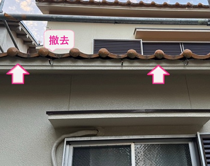 三木市の雨樋改修工事で既存の雨樋を撤去している様子