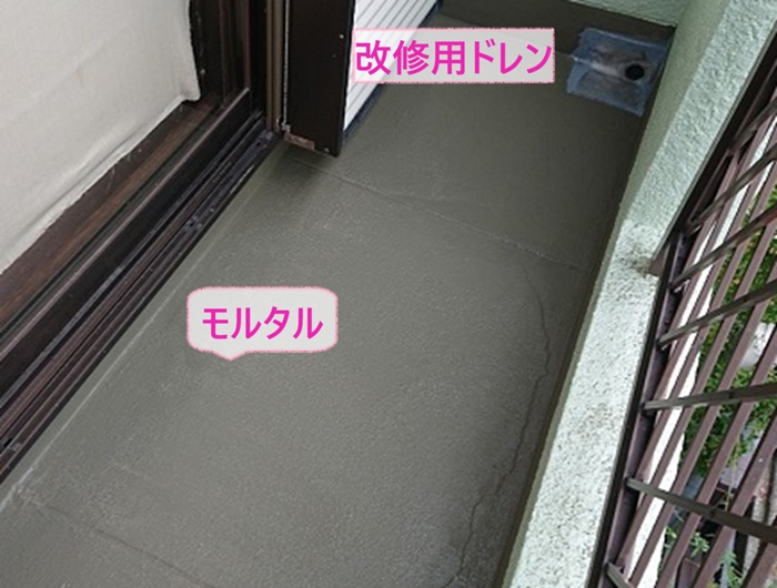 バルコニー防水施工で新しい改修ドレンに取り替えてモルタルで床を補修している様子