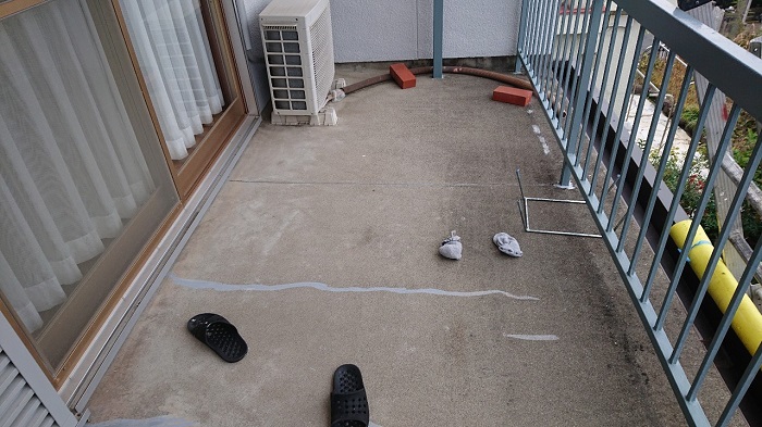 明石市で目地のあるコンクリート床へ防水工事を行う前の様子