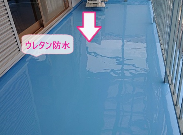 コンクリート土間への防水工事でウレタン防水を塗っている様子