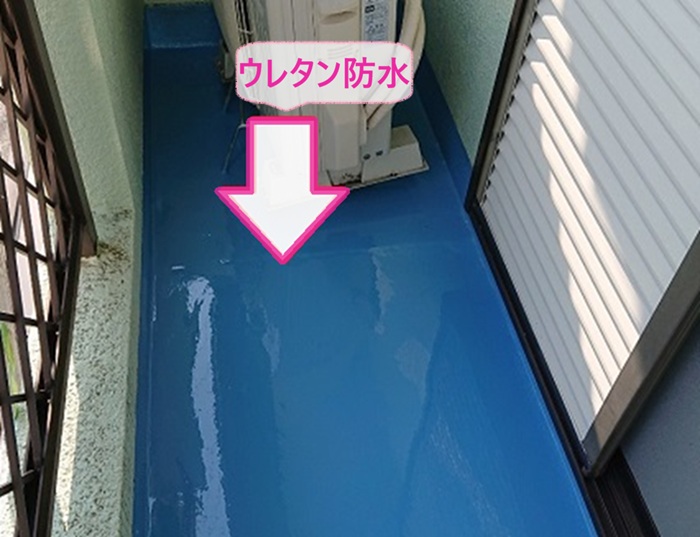 宝塚市の密着工法でウレタン防水を塗っている様子