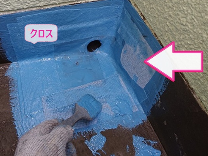 2階バルコニー防水施工で排水ドレンにクロスを貼っている様子