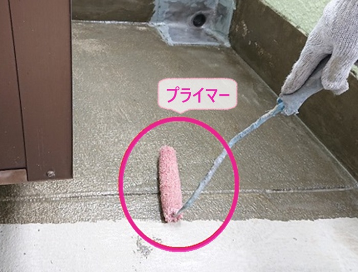 バルコニー防水施工でプライマーを塗っている様子