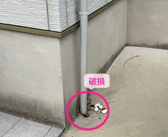 雨樋破損修理で既存の雨樋が接触事故で破損している様子