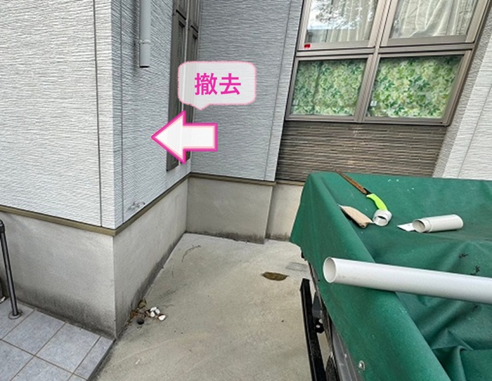 折衝事故による雨樋破損修理で既存の雨樋を部分的に撤去している様子