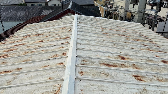 神戸市垂水区で屋根板金工事として瓦棒屋根の部分補修を行う前の様子