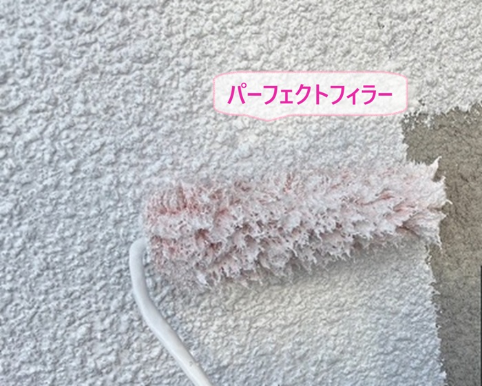 リシン外壁の再塗装で下塗り材のパーフェクトフィラーを塗っている様子