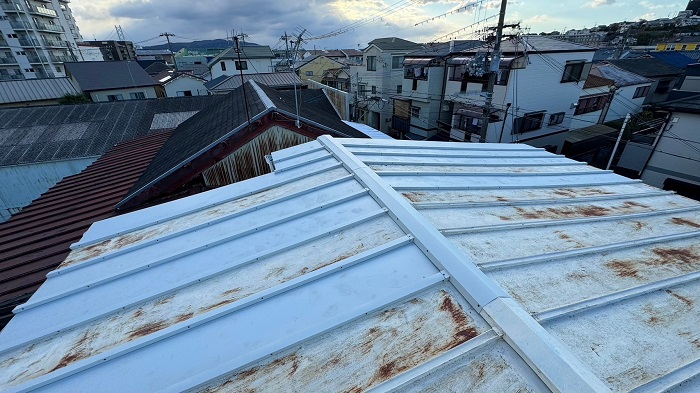 神戸市垂水区で屋根板金工事として瓦棒の部分補修を行った後の様子