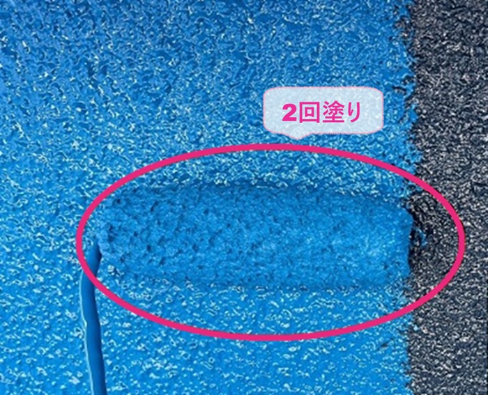 リシン外壁の再塗装でパーフェクトトップを２回塗っている様子