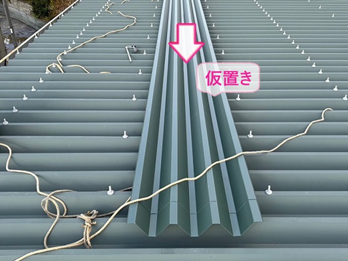 火災被害を受けた集合住宅の部分修理で新しい屋根材を仮置きしている様子