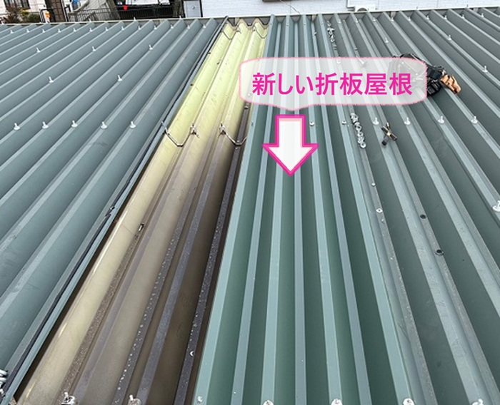 火災被害を受けた集合住宅屋根の部分修理で新しい屋根材を葺いている様子