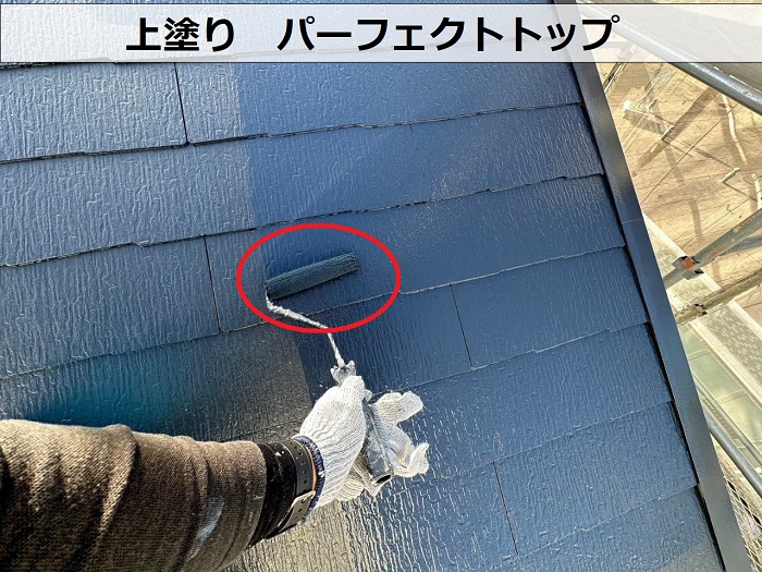 屋根塗装工事でパーフェクトトップを上塗りしている様子
