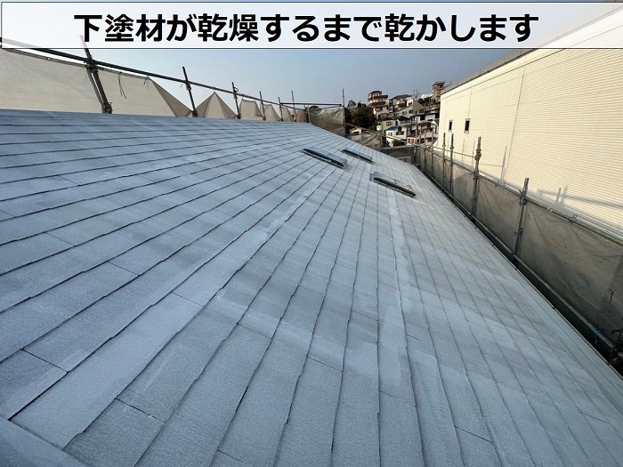 屋根塗装工事で遮熱塗料の下塗りが完了