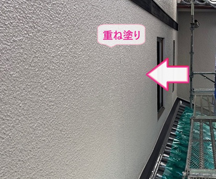 リシン外壁の高耐久塗装でラジカル塗料を重ね塗りしている様子