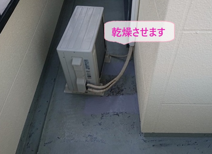 バルコニーの定期補修でプライマーをしっかり乾燥させている様子