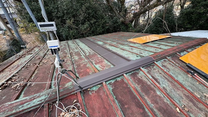 部分補修した金属屋根