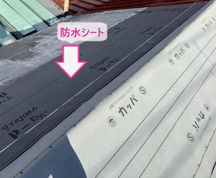 テラスハウスの全面改修で防水シートを貼っている様子