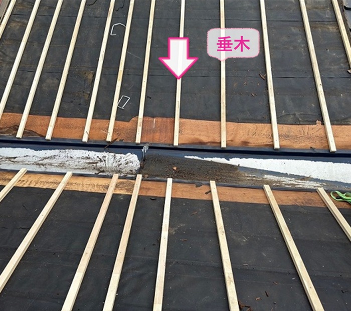 テラスハウス屋根の全面改修で垂木を取り付けている様子